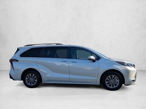 Used 2024 Toyota Sienna XLE image 4