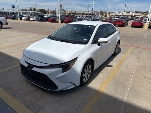 Used 2022 Toyota Corolla LE image 3