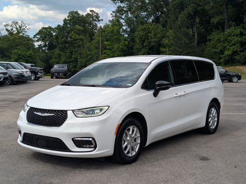 Used 2025 Chrysler Pacifica Select FWD image 5