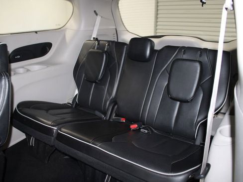 Used 2023 Chrysler Pacifica Limited FWD image 19