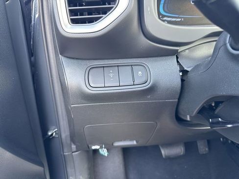 Used 2025 Hyundai Venue SE image 18