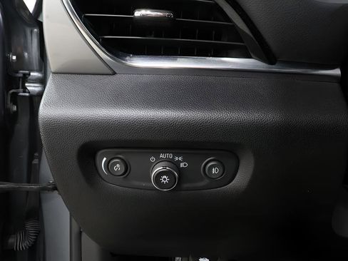 Used 2021 Chevrolet Traverse LT image 18