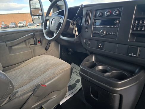 Used 2017 GMC Savana 3500 image 20