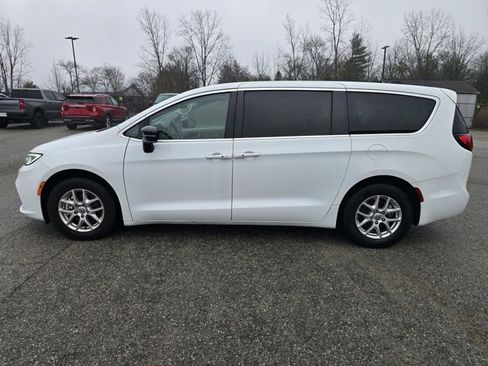 Used 2024 Chrysler Pacifica Touring-L image 6