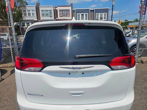 Used 2018 Chrysler Pacifica Touring-L FWD image 7