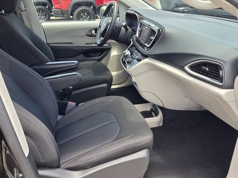 Certified 2023 Chrysler Voyager LX FWD image 17