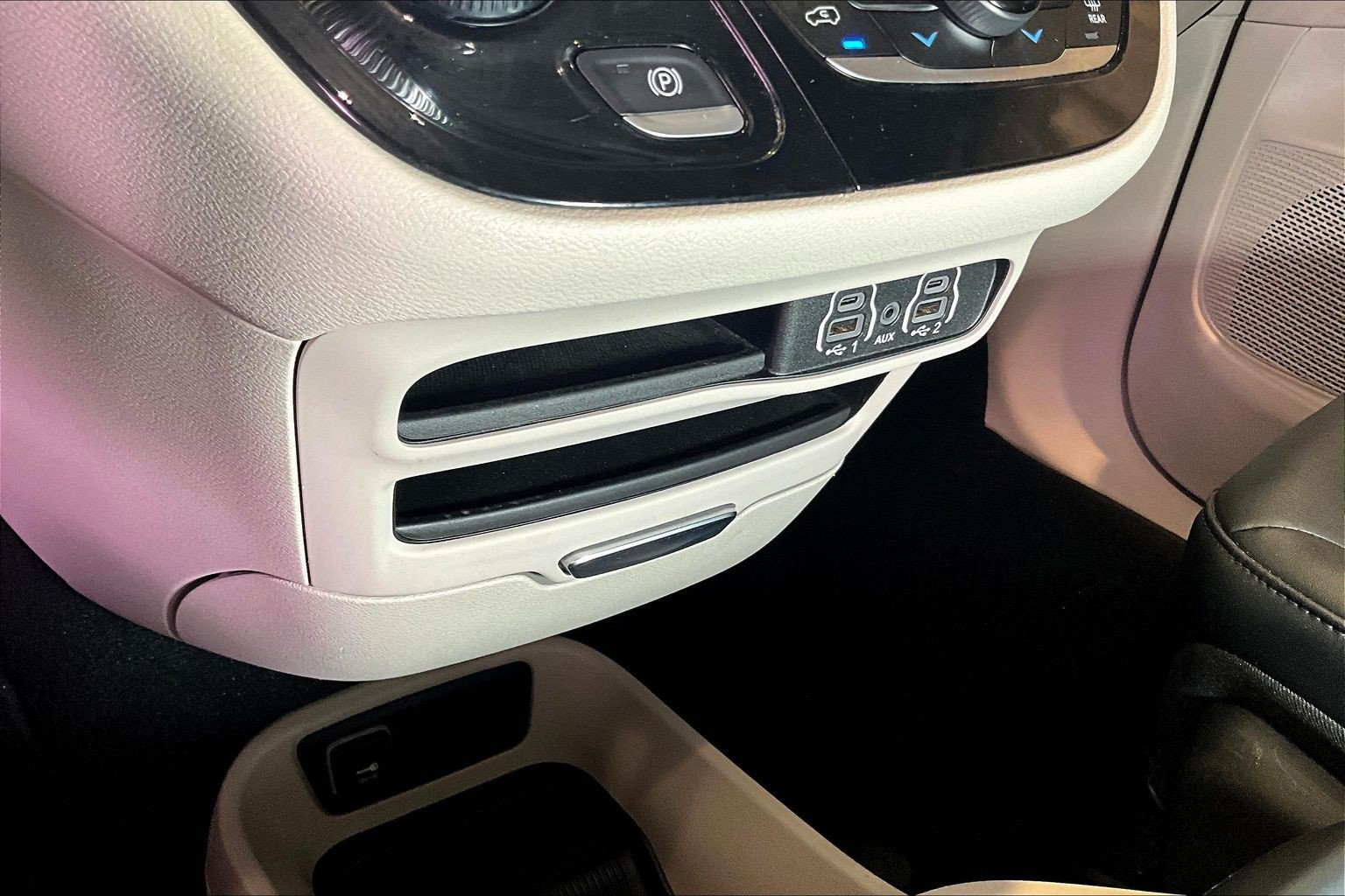 Used 2024 Chrysler Pacifica Touring-L FWD image 16