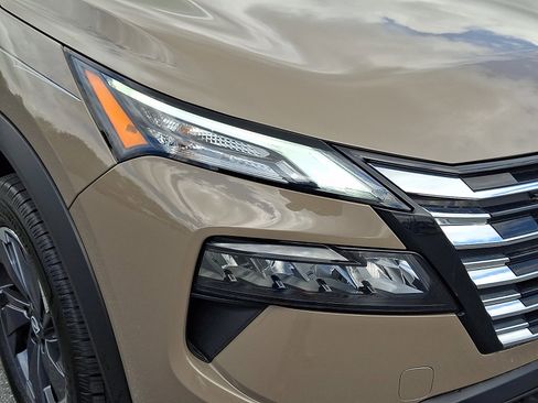 Certified 2024 Nissan Rogue SV w/ SV Premium Package AWD/4WD image 11