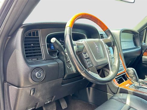 Used 2016 Lincoln Navigator L Select RWD image 9