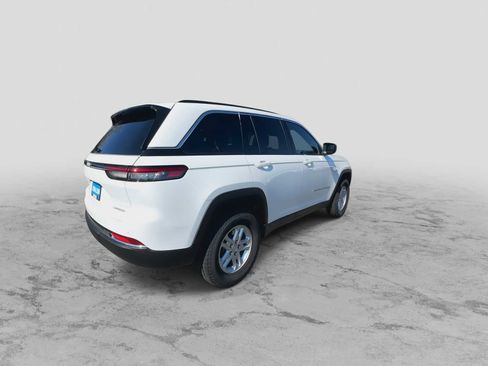 New 2025 Jeep Grand Cherokee Laredo image 8