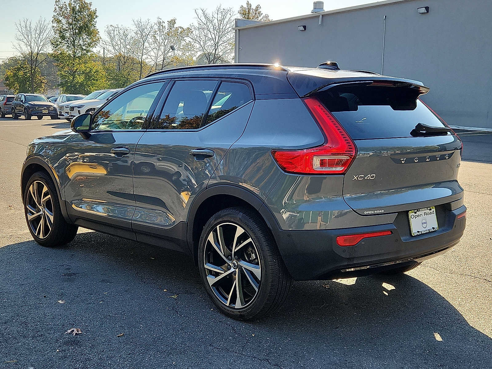 Used 2022 Volvo XC40 T5 R-Design w/ Advanced Package AWD/4WD image 4