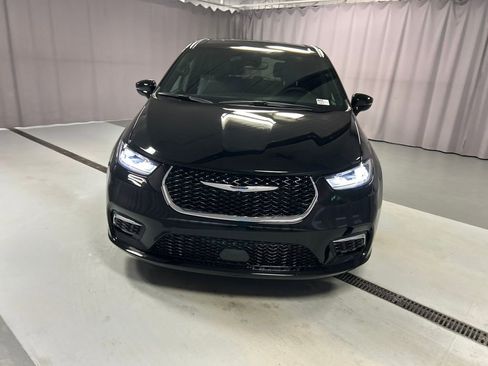 New 2026 Chrysler Pacifica Select image 2