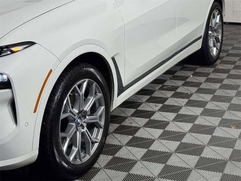 Used 2025 BMW X7 xDrive40i w/ Premium Package image 13