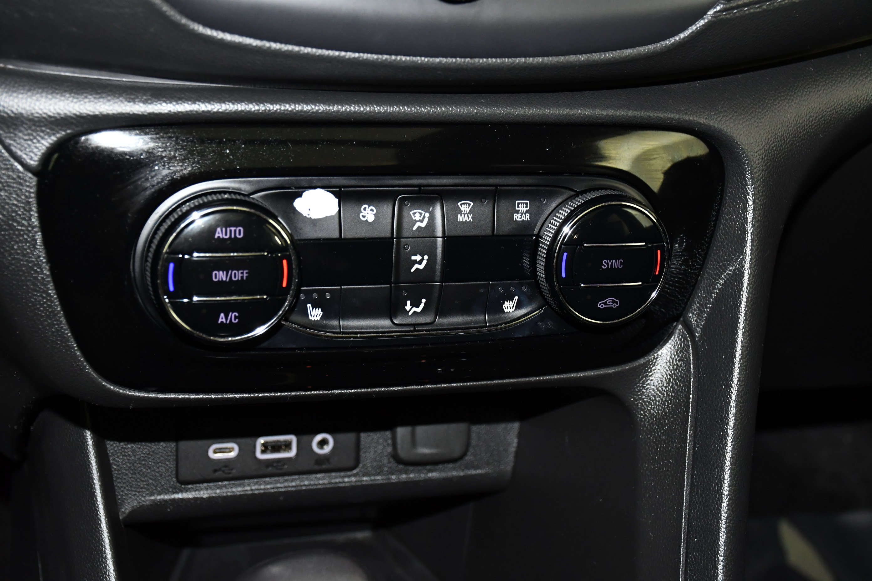 Used 2022 Buick Encore GX Essence w/ Advanced Technology Package FWD image 28