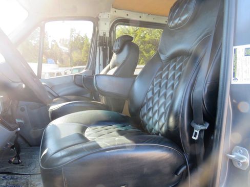 Used 2010 Freightliner Sprinter 2500 RWD image 8