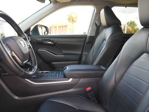 Used 2021 Toyota Highlander XLE AWD/4WD image 11