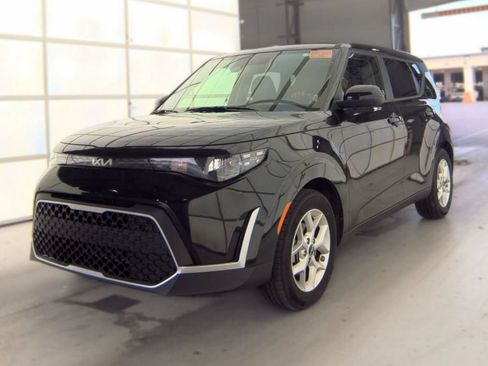 Used 2025 Kia Soul LX w/ LX Technology Package FWD image 2