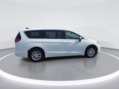 Used 2023 Chrysler Voyager LX FWD image 9
