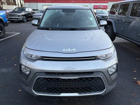 Used 2022 Kia Soul LX image 2