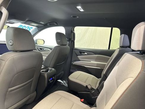 Used 2025 Chevrolet Traverse LT FWD image 13