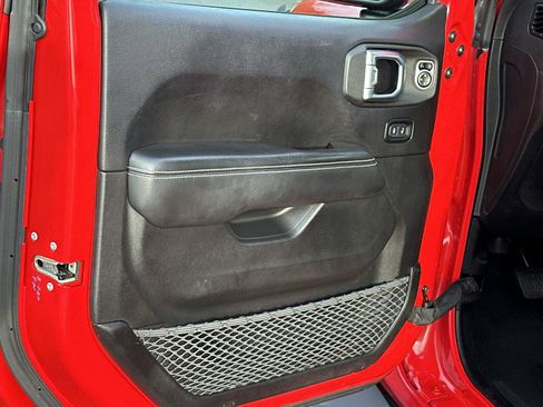 Used 2019 Jeep Wrangler Unlimited Sahara image 18