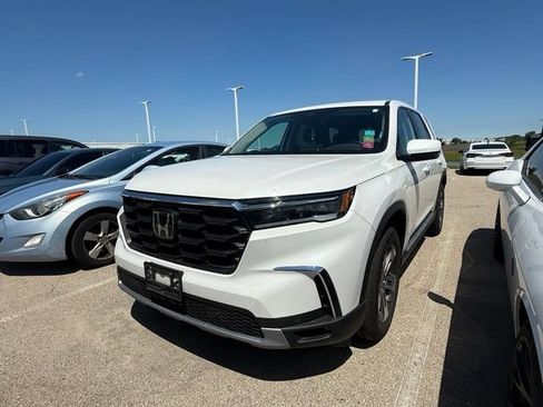 Used 2025 Honda Pilot EX-L image 3