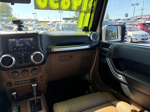 Used 2011 Jeep Wrangler Unlimited Sahara w/ Connectivity Group AWD/4WD image 19