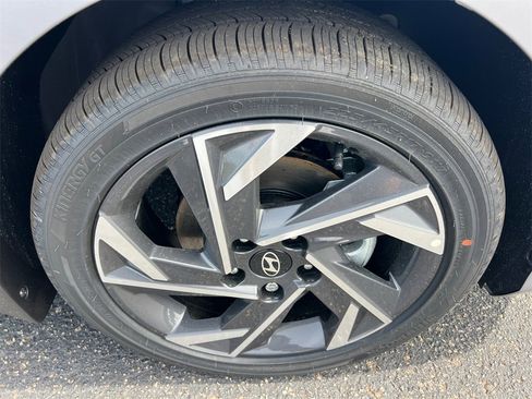 Used 2025 Hyundai Elantra SEL image 12