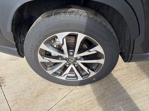 Used 2025 Toyota Corolla Cross XLE image 9