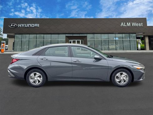 Used 2024 Hyundai Elantra SE FWD image 4