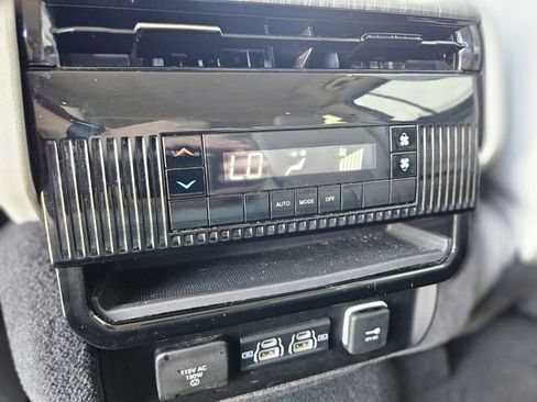 Used 2024 Jeep Wagoneer L Series II RWD image 28