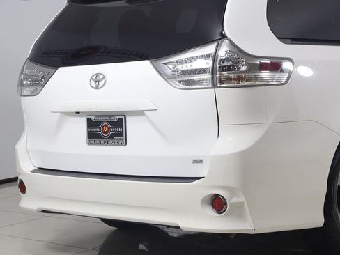 Used 2018 Toyota Sienna SE FWD image 42