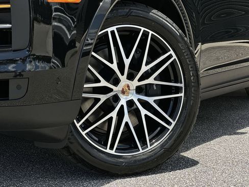 Certified 2025 Porsche Cayenne AWD/4WD image 6