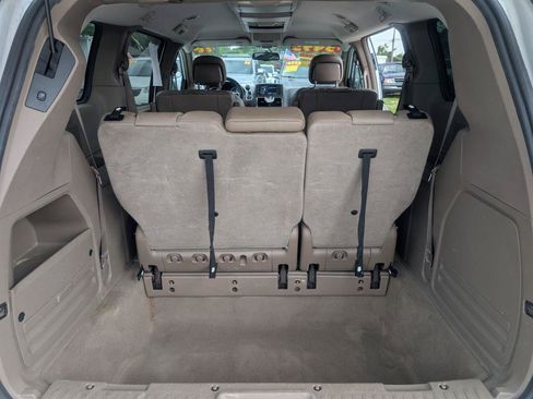 Used 2016 Chrysler Town & Country Touring FWD image 12