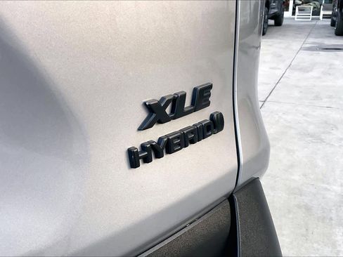 Used 2023 Toyota RAV4 XLE Premium image 9