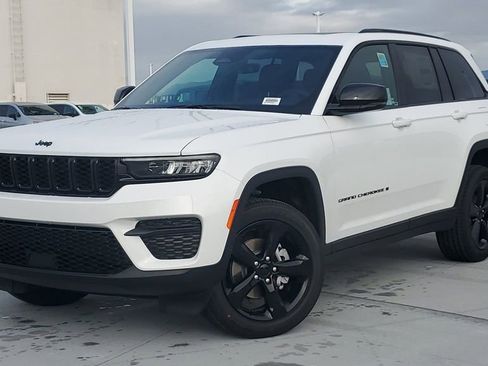 New 2025 Jeep Grand Cherokee Altitude image 34