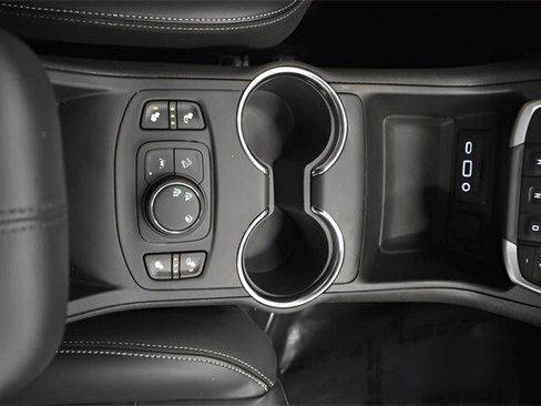 Used 2024 GMC Terrain SLT w/ Elevation Edition image 30