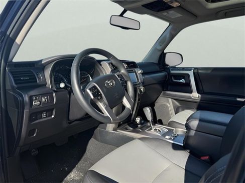 Used 2018 Toyota 4Runner SR5 Premium image 10