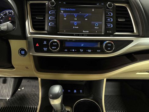 Used 2017 Toyota Highlander XLE AWD/4WD image 23