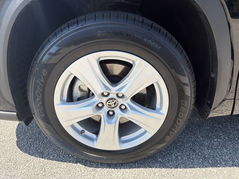 Certified 2025 Toyota Highlander LE FWD image 20