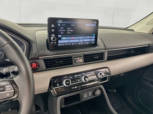 Used 2025 Honda Pilot Touring image 16
