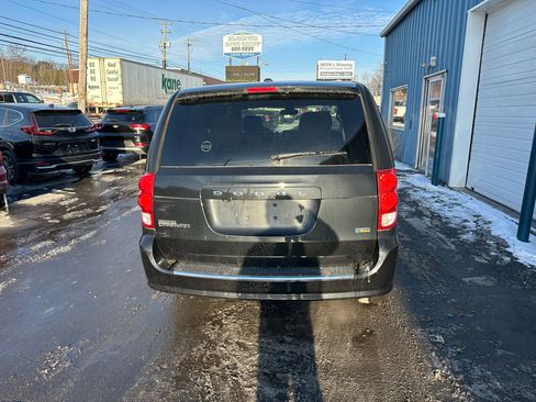 Used 2018 Dodge Grand Caravan SE w/ UConnect Hands-Free Group image 5