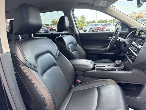 Used 2025 Nissan Pathfinder SL FWD image 16
