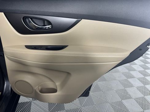 Used 2014 Nissan Rogue SV w/ SV Moonroof Package image 27