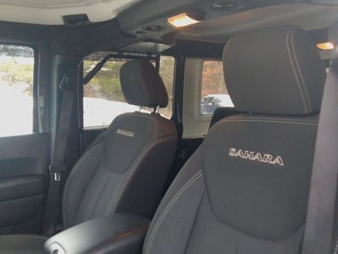 Used 2017 Jeep Wrangler Unlimited Sahara w/ Max Tow Package image 15