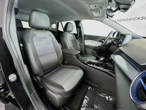 Used 2025 Chevrolet Trax LT w/ LT Convenience Package image 28