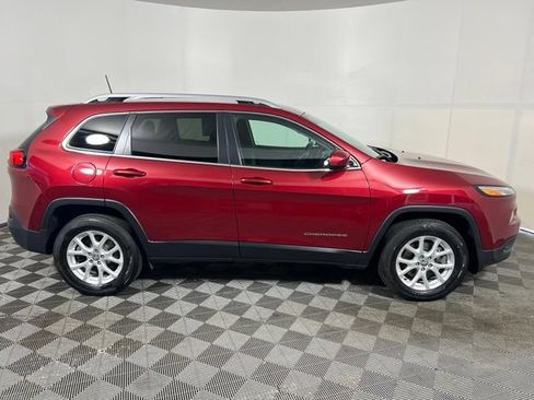 Used 2017 Jeep Cherokee Latitude w/ Cold Weather Group AWD/4WD image 8