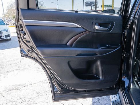 Used 2019 Toyota Highlander Limited image 9