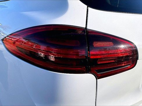 Used 2018 Porsche Cayenne Platinum Edition w/ Premium Package image 29