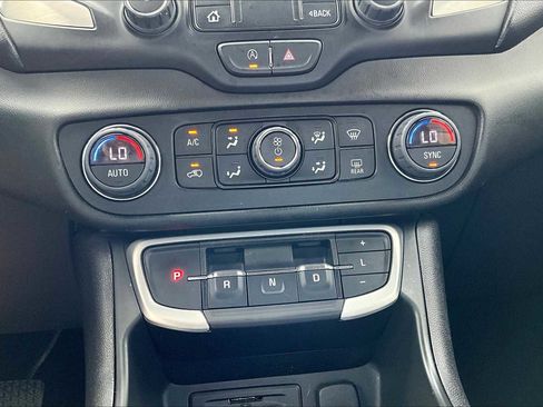 Used 2022 GMC Terrain SLT w/ Elevation Edition image 34